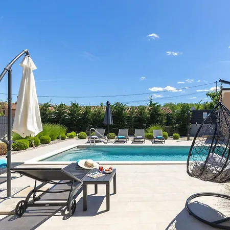 Egli S Bazenom Casa vacanze