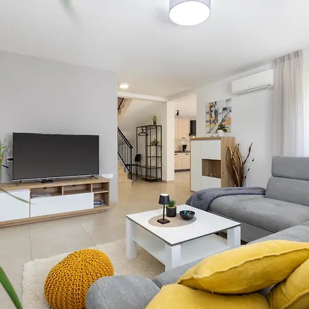 Egli S Bazenom Casa de Férias